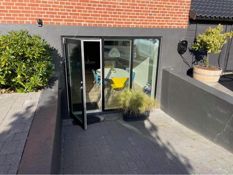Nyistandsat Hojloftet Kaelderlejlighed Pa 70 M2 I Viborg Centrum, Med Plads Til 4 Personer Экстерьер фото